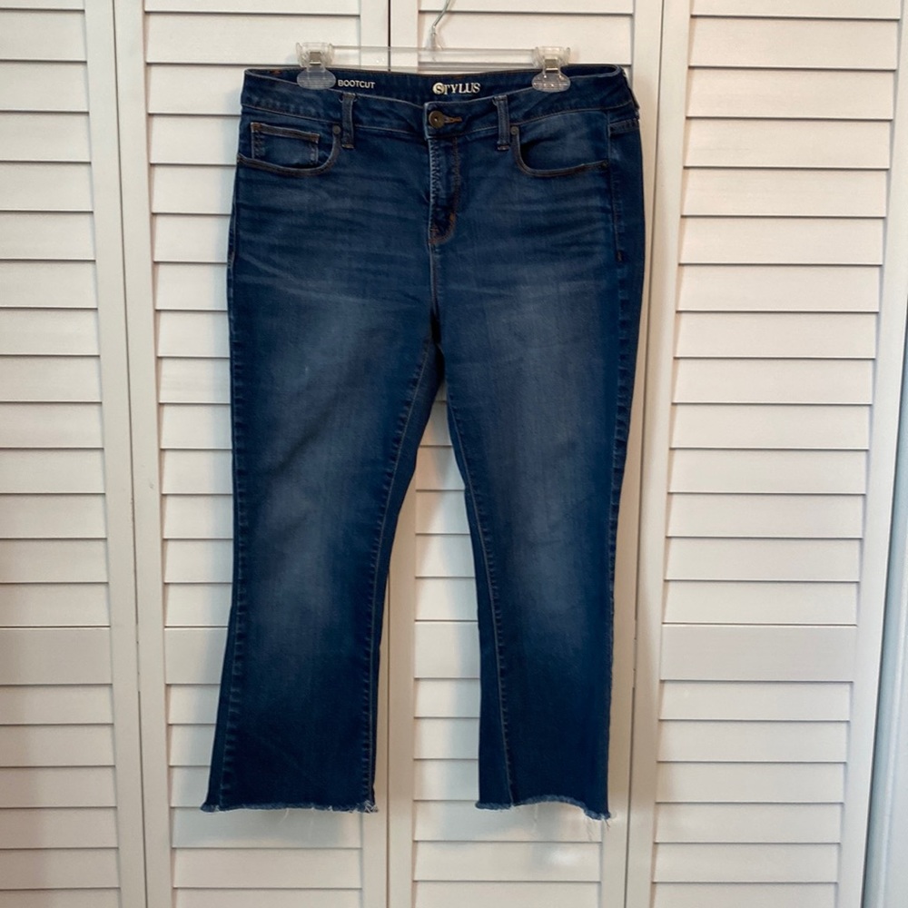 Stylus size 12 bootcut crop stretch jeans. Have frayed hem.